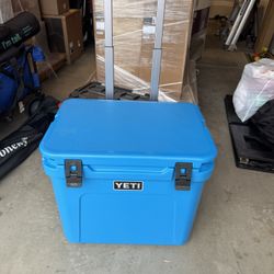 Yeti Roadie 32 Wheeled Cooler (Blue)