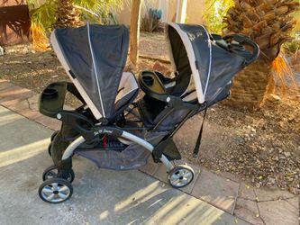 Stroller.    ( tow baby)
