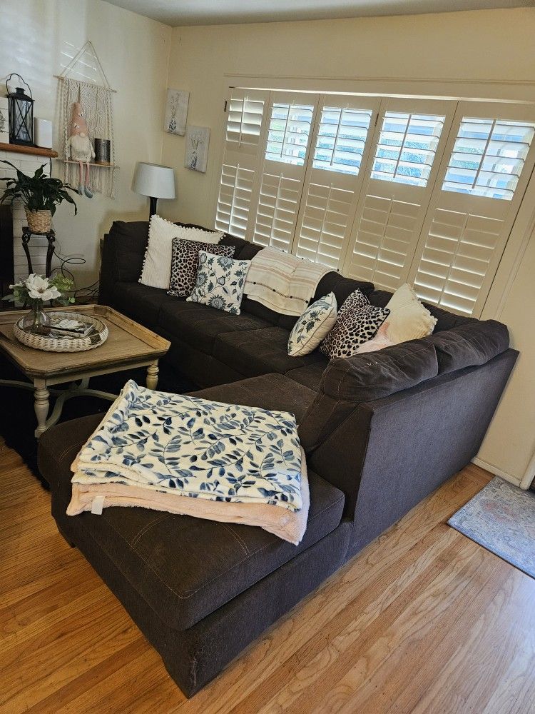 L Shape Sofa W/ Chaise
