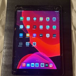 iPad 7th Generation 32GB *Screen Cracked*