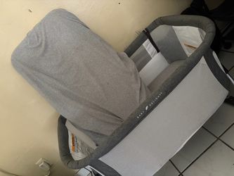 Baby bassinet with mattress
