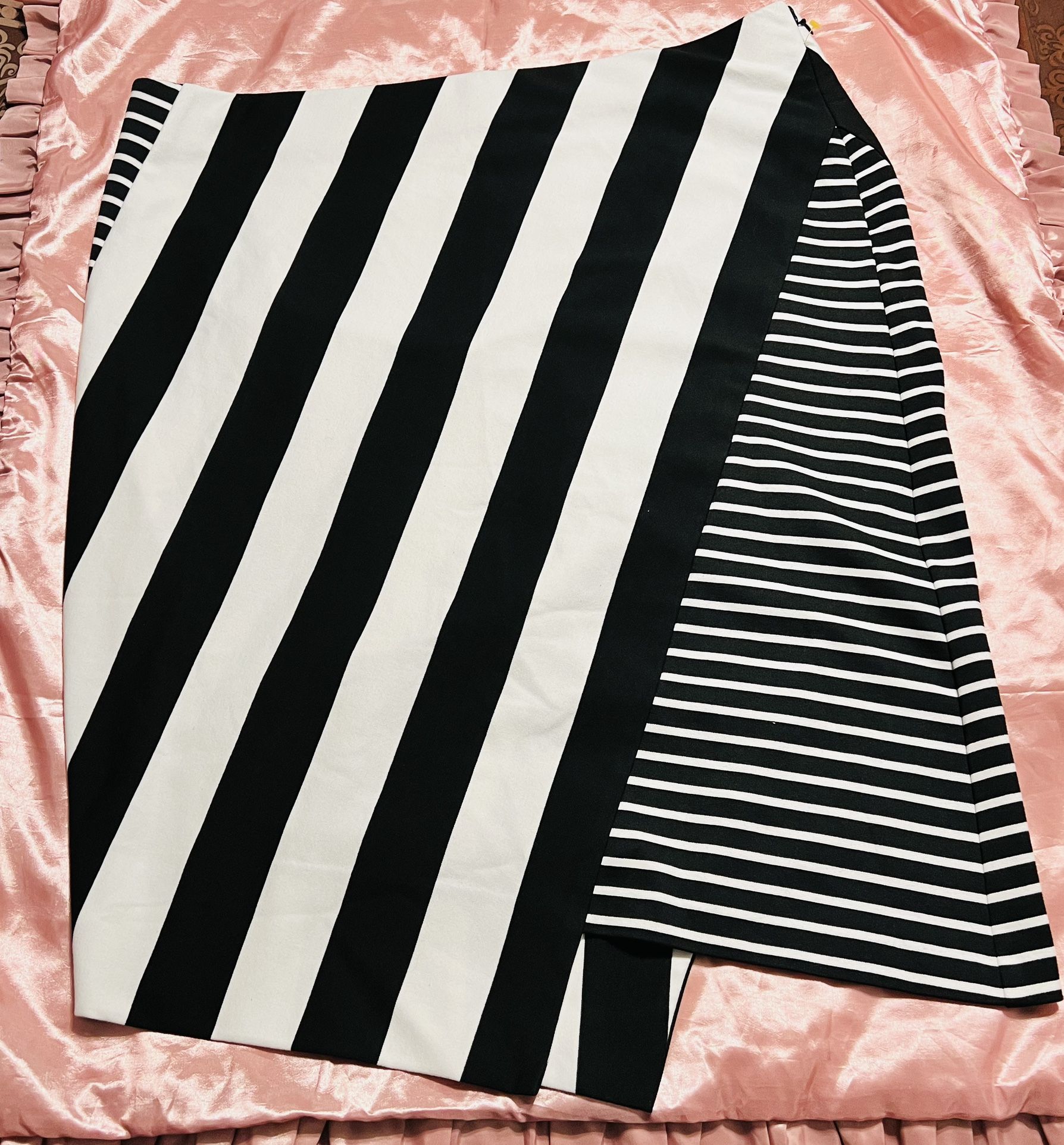Beautiful stretch women skirt size (20) only $10