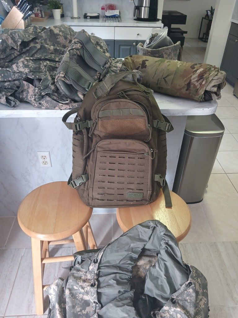 Small HIGHLAND TACTICAL Backpack , very good conditions, Original Military