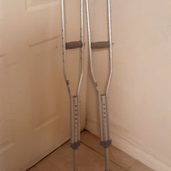 Adult crutches - Height: 5'2" - 5'10", Max: 300lbs