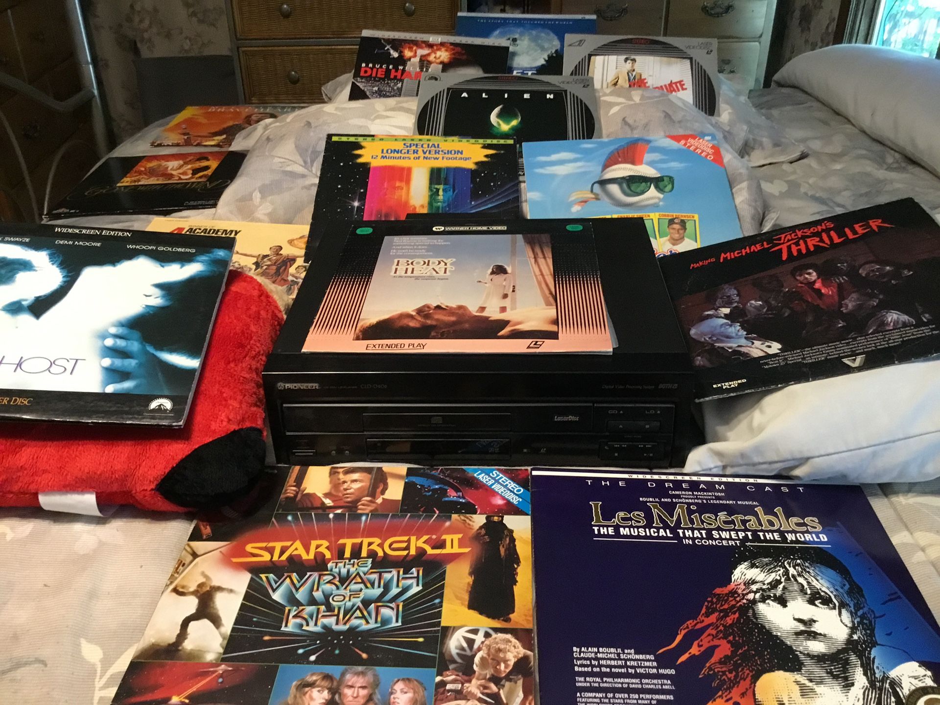 Pioneer Laser Disc/CD Player With Remote Audio & Speakers