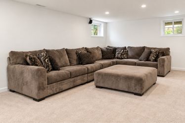 BEAUTIFUL SECTIONAL + LARGE MATCHING OTTOMAN — GREAT CONDITION