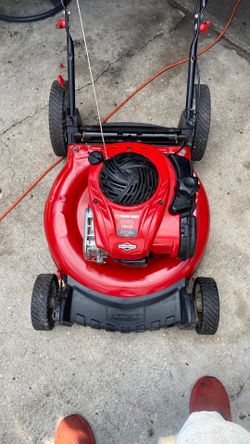 Tribelt lawn Moore 22 inch cut newer motor but remember it’s a push big wheel like new and it’s got the bag with everybody wants here it is carbureto