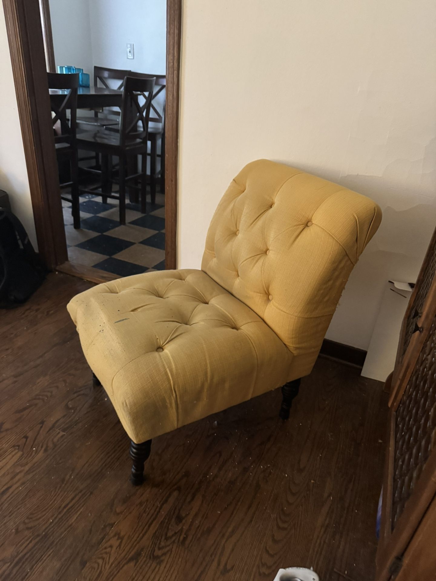 YELLOW LOUNGE CHAIR 