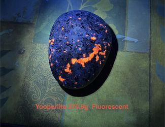 Yooperlite/Sodalite Fluorescent Mineral 270.9g  REALLY COOL