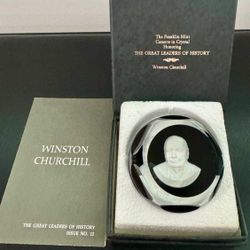 Baccarat Crystal Franklin Mint Paperweight the great Leader of history Cameo George Washington  In great condition  Comes in box with certificate of a