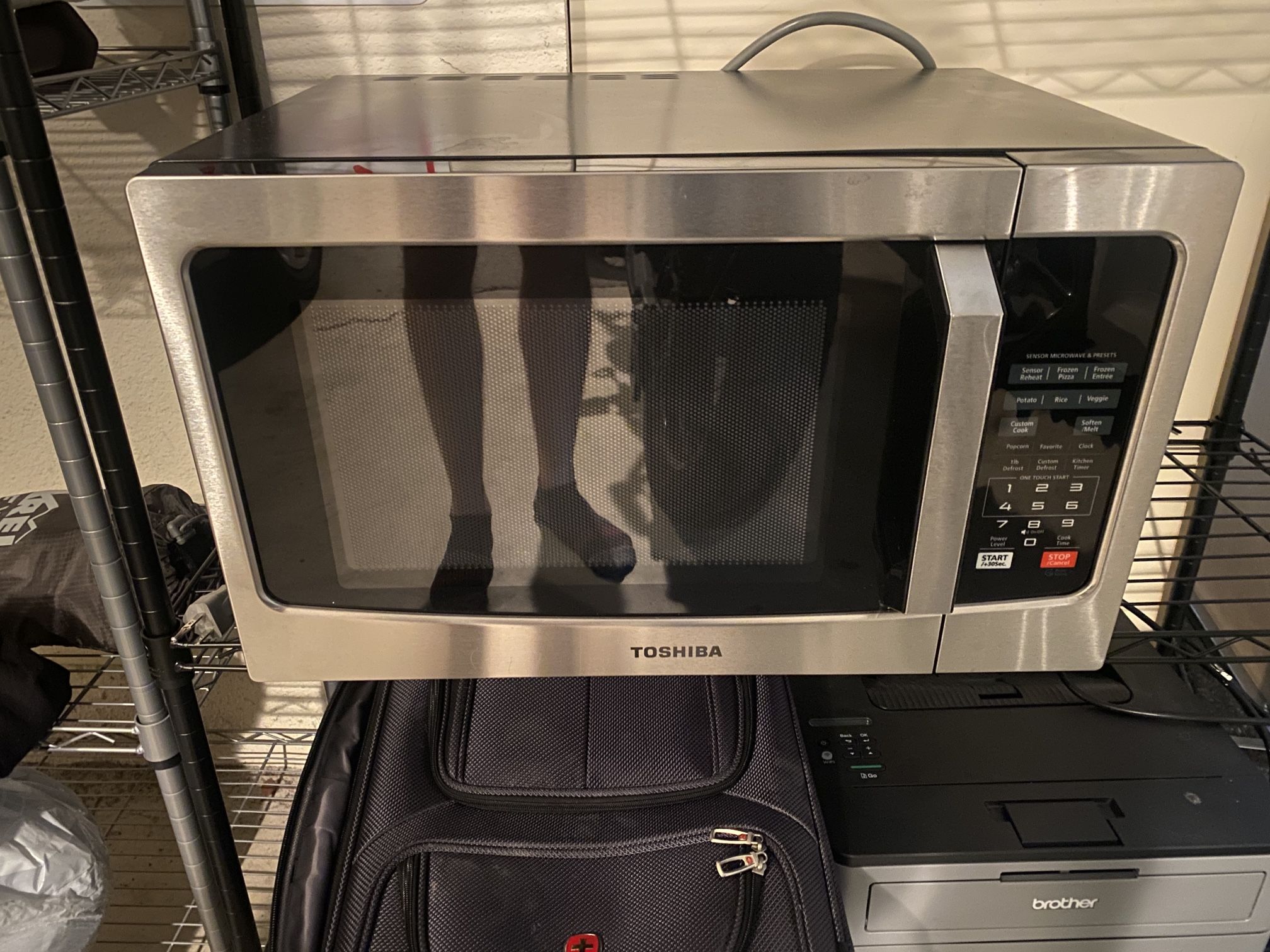 TOSHIBA EM131A5C-SS Countertop Microwave Oven, 1.2 Cu Ft