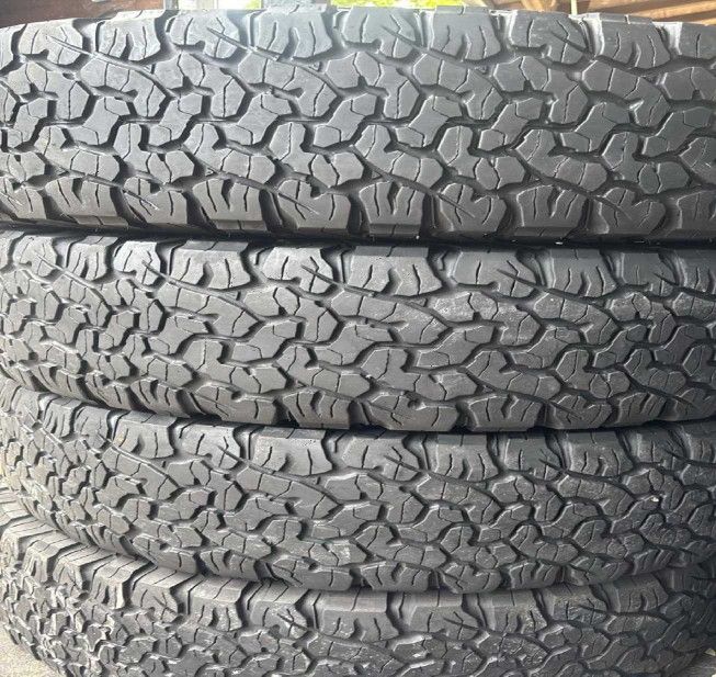 LT 275 70 18 SET OF 4 BFGOODRICH KO2 ALL TERRAIN- IN EXCELLENT CONDITIONS