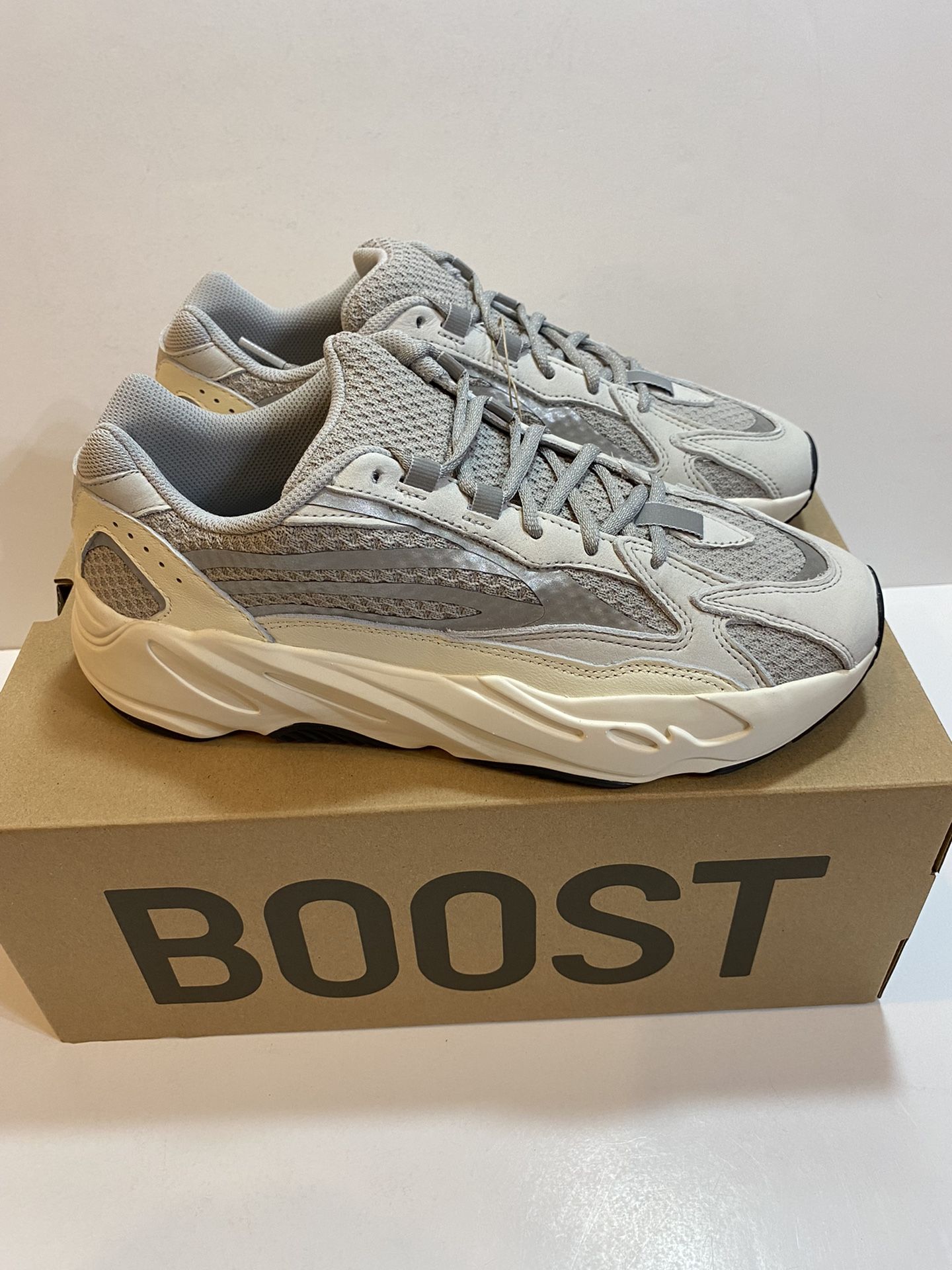 Yeezy Boost 700 V2 Statics 2022 Size 10.5