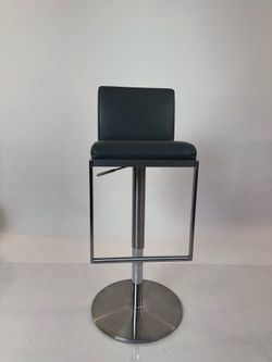 Silla alta moderna ajustable – Excelente estado cuero vegano de alto rendimiento: asiento giratorio con estilo para espacios modernos