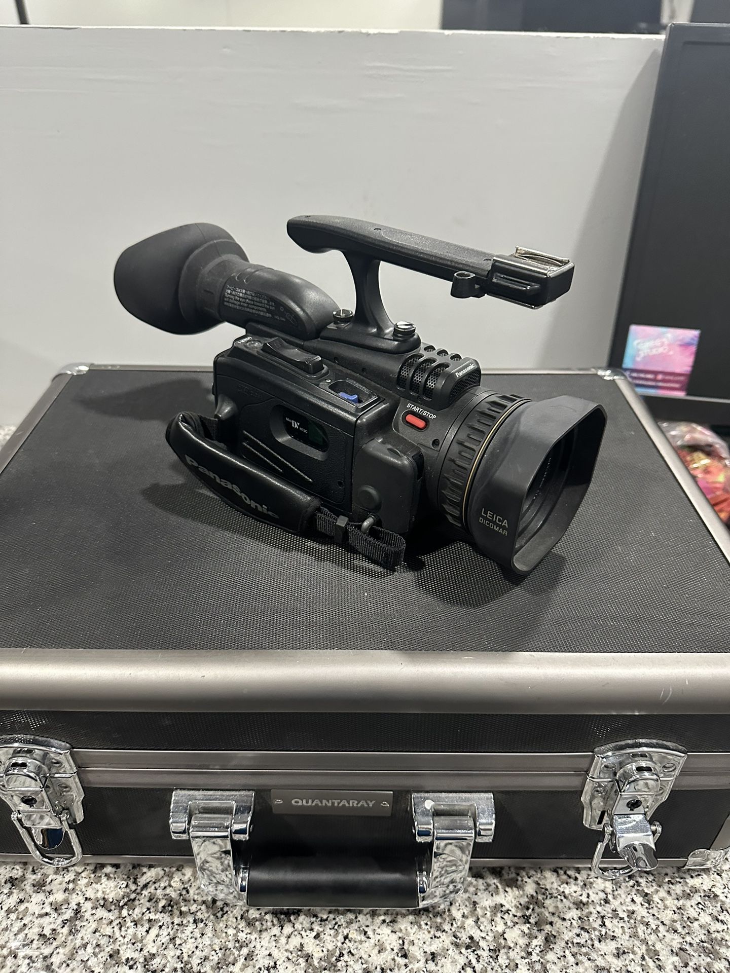Panasonic AG-DVC30 3CCD 16X Zoom Digital Video Camera Recorder w/ Case