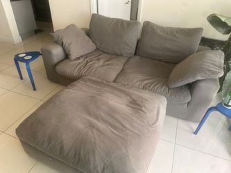 LOVE SEAT COUCH/SOFA