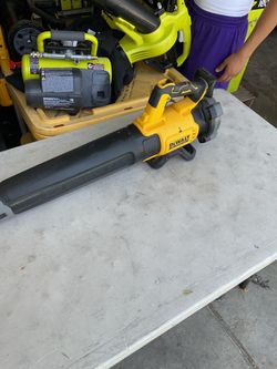 DeWalt 20 V blower for parts not working bought it from a pallet ended up not working selling it really cheap for 35 for whoever needs it for parts