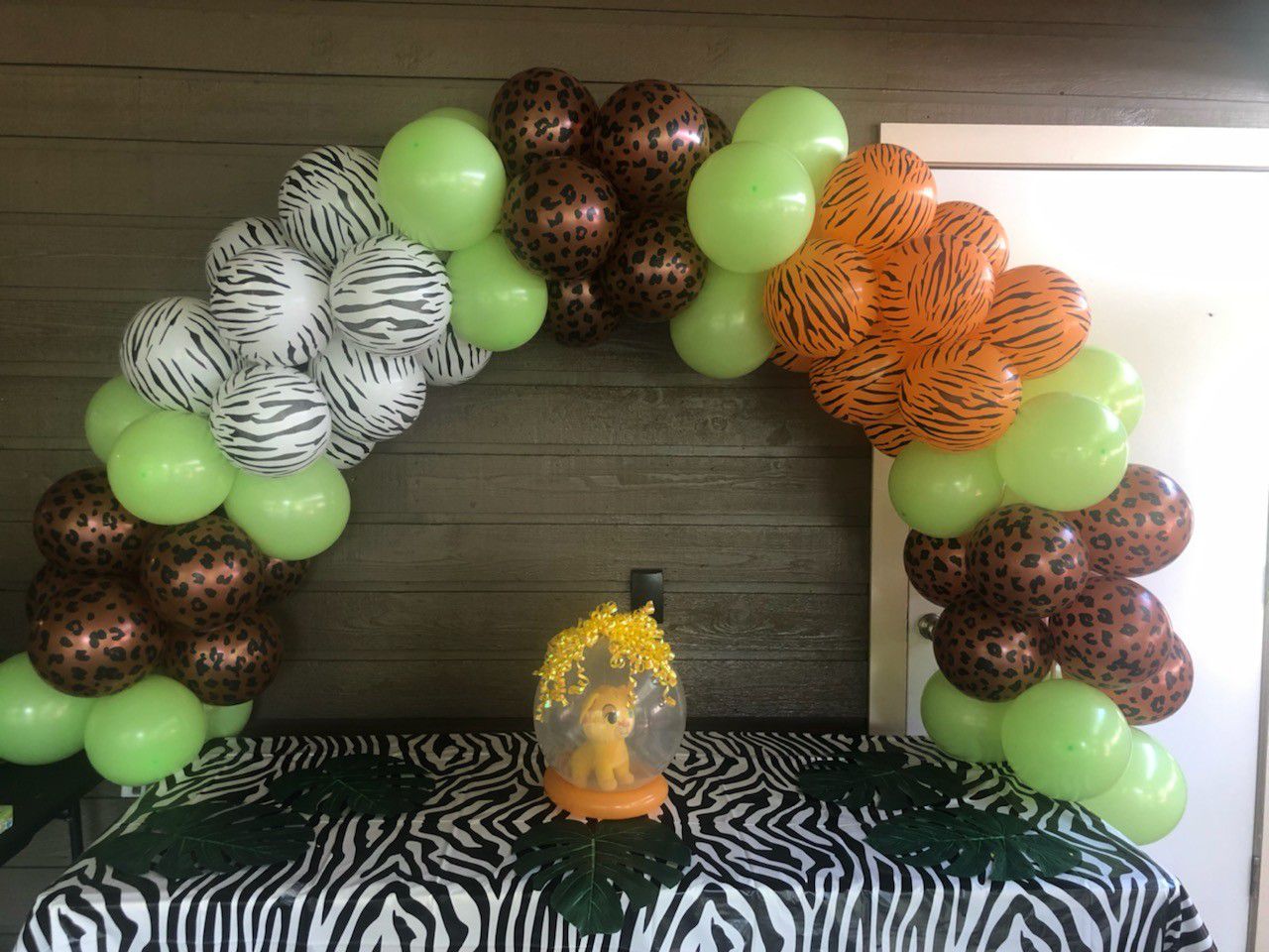 Balloons safari table arch