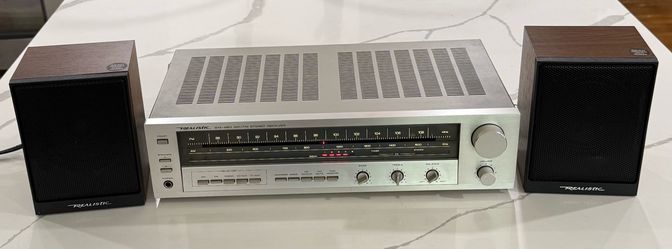 Vintage realistic stereo receiver with speakers