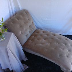 Victorian Style Gray Tufted Chaise Lounge (2020)