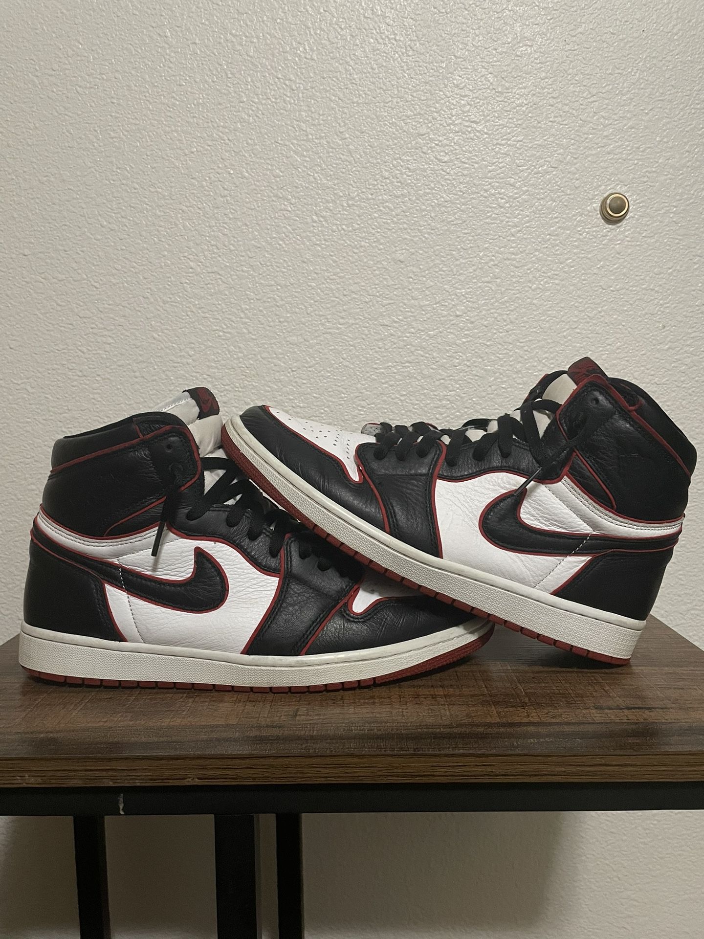 Air Jordan 1 Retro High OG Bloodline Size 11