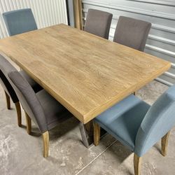 Like New Cindy Crawford Dining Room Set With 6 Chairs 