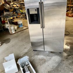Frigidaire Gallery Pro Series Refrigerator Side By Side Stainless Steel Working 35.25” Wide  X 76” Tall 33 Deep Ice Maker Not Working  With Extra Ice 