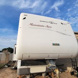 wheel RV, specifically a Newmar Mountain Aire model.