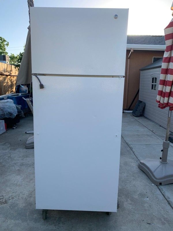 Ge White Refrigerator In Good Condition For Sale