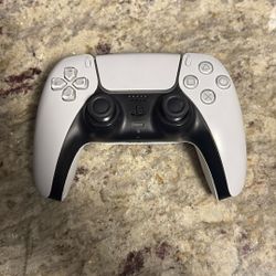 Dual sense wireless controller almost new