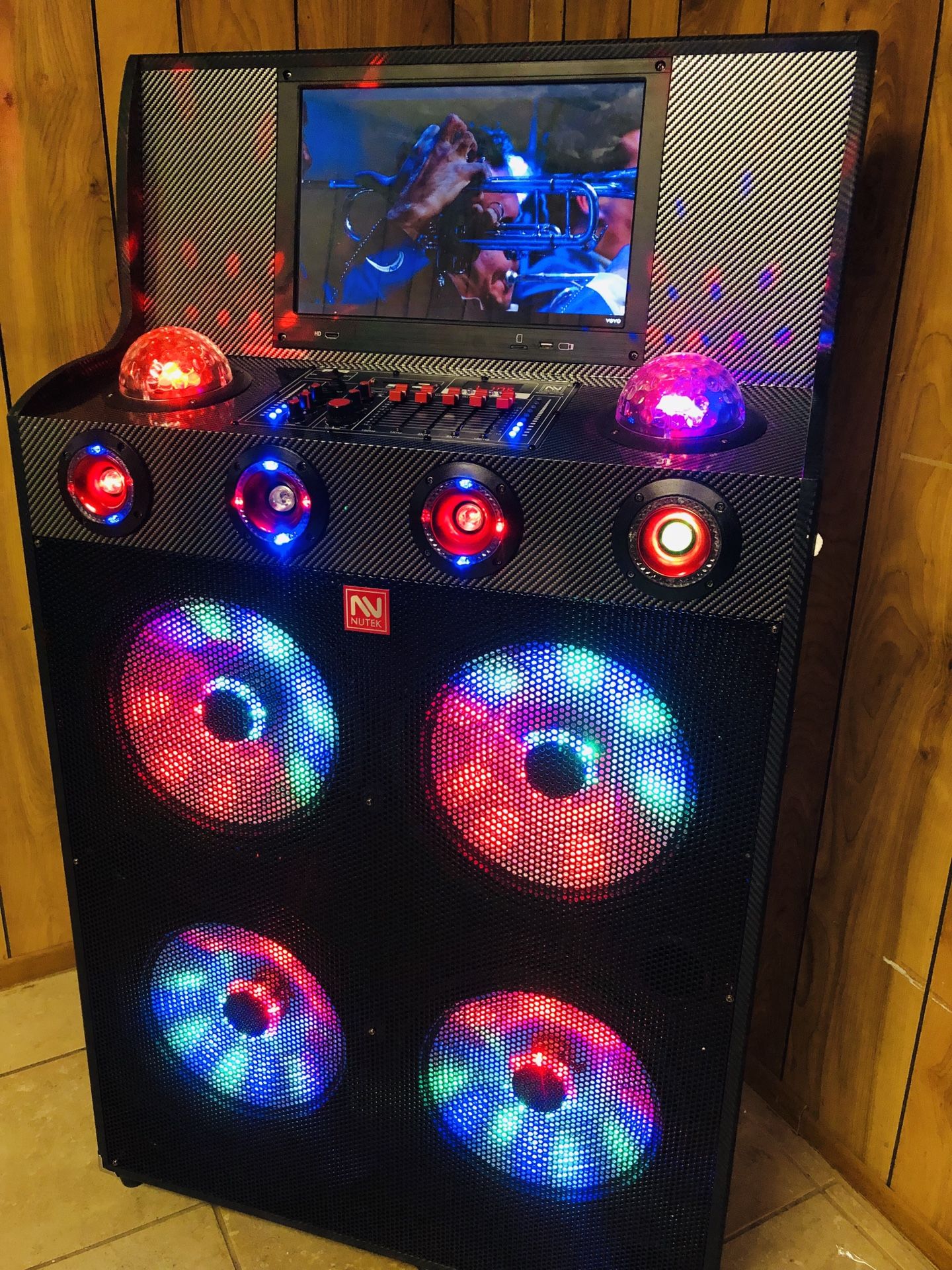 THIS IS A STORE!! 🔊🖥Equipo con cuatro bocinas 12” y pantalla wifi PRECIO FIRME // wifi speaker with four 12” woofers