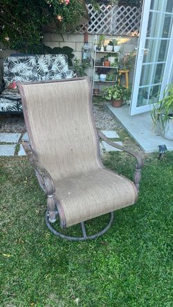 2 spinning outdoor chairs