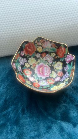 Vintage Chinese black porcelain bowl with polychrome floral decoration.