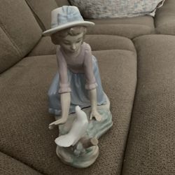 LLADRO Kneeling Lady With Dove Figurine  1978  Retired 