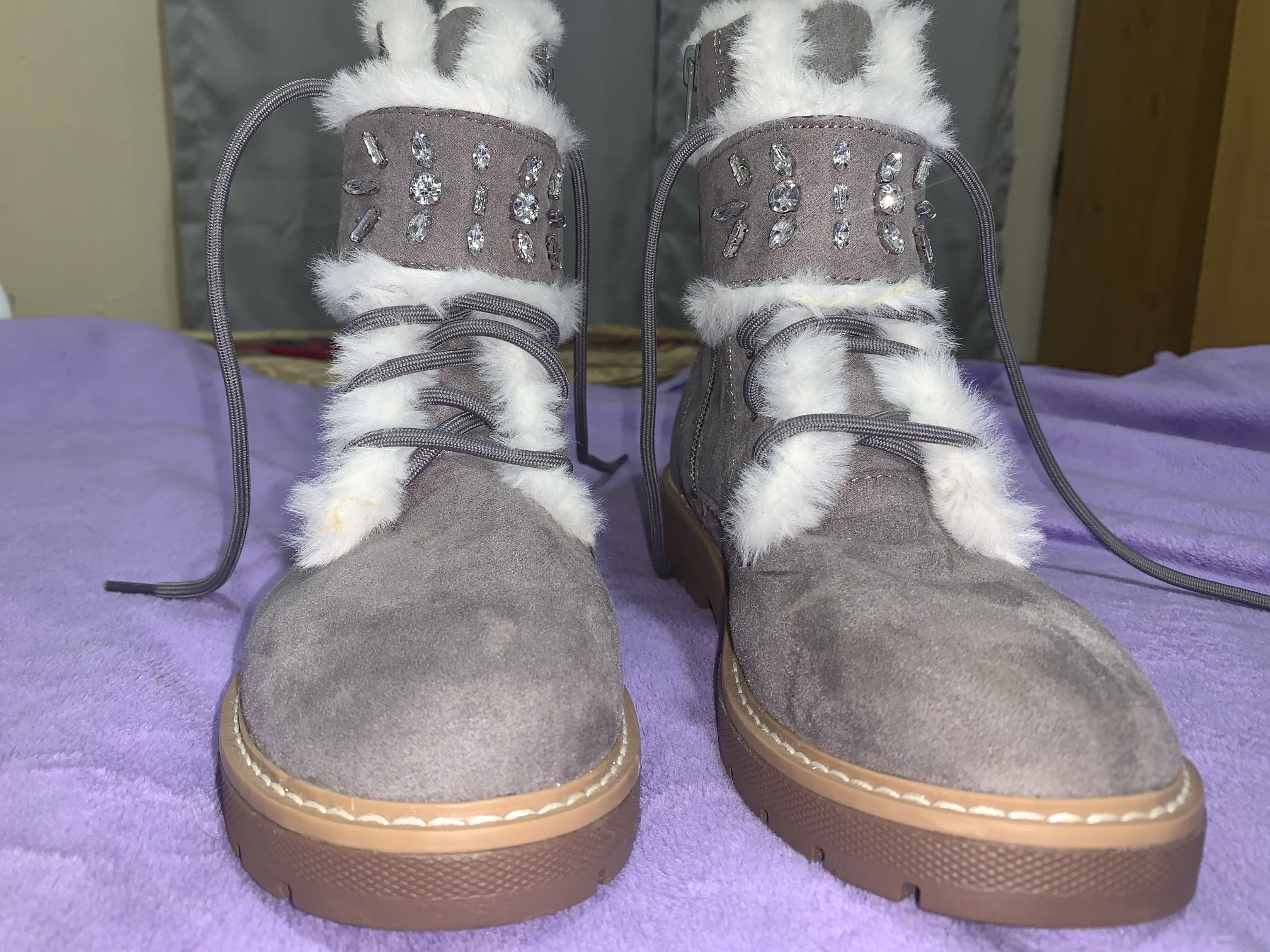 Snow Boots ( size 5 Women)
