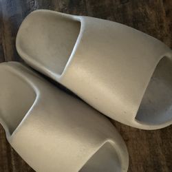 YEEZY SLIDES • SIZE 4