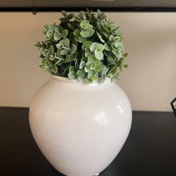 Fake plant w ceramic vase