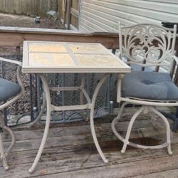 Outdoor Table And Chairs .