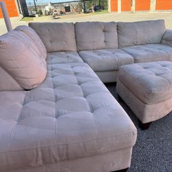 Beautiful Sectional couch - Delivery Available 