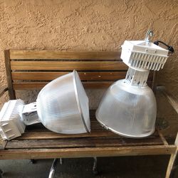 2 Lámparas Grandes Para Bodega O Para Patio 50 Por Las Dos Alumbran  muy Claro Y gastan Poca Energía