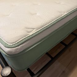 Queen Sized Novilla Mattress - 10 inch Hybrid