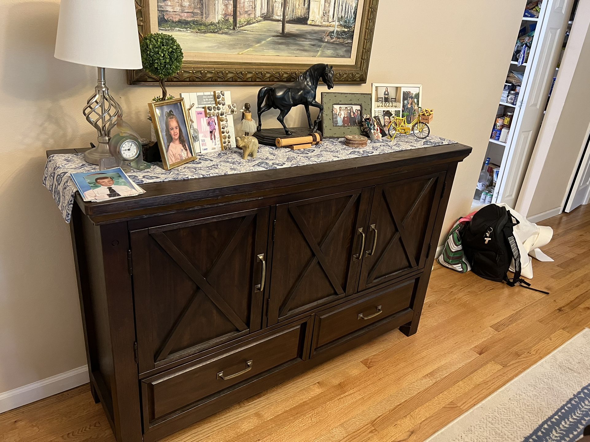 China Cabinet And Entry Table