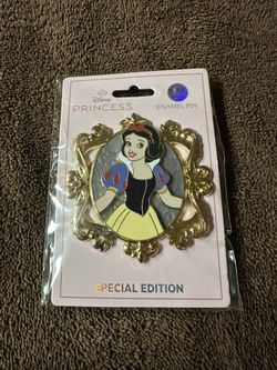 Disney Snow White Cameo Series Pin