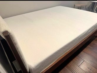 Queen Memory Foam Mattress – Excellent Condition