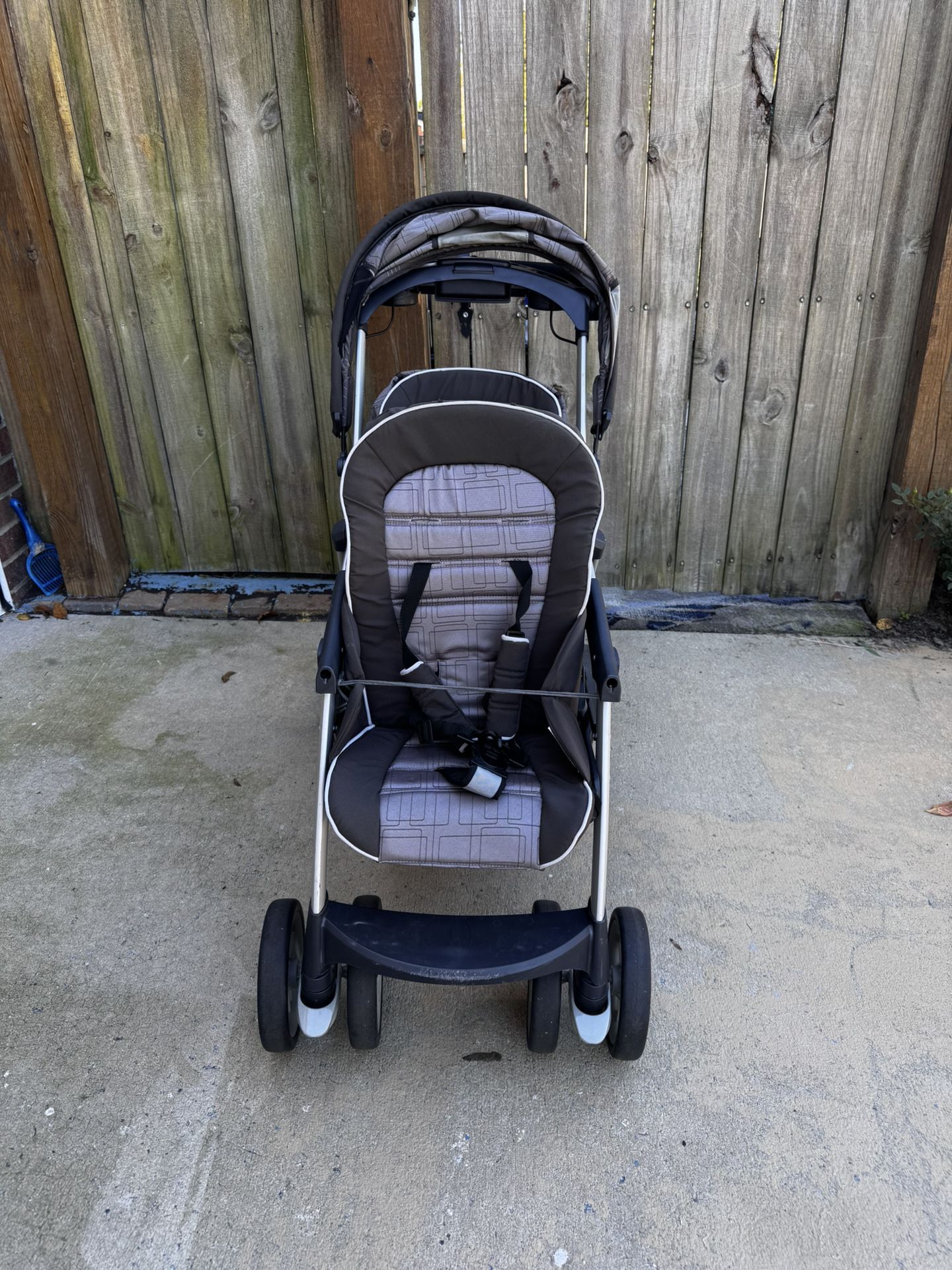 Front clip is missing. You can buy on Amazon for under five bucks other than that new condition Selling my Chicco Cortina Together Double Stroller (Mi