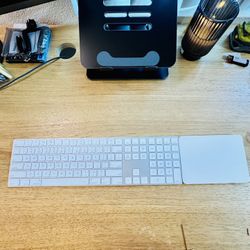 APPLE KEYBOARD AND TRACKPAD