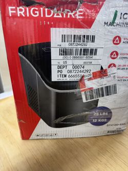 Frigidaire 26 lbs/Day Capacity Countertop Ice Maker, Compact Portable Design