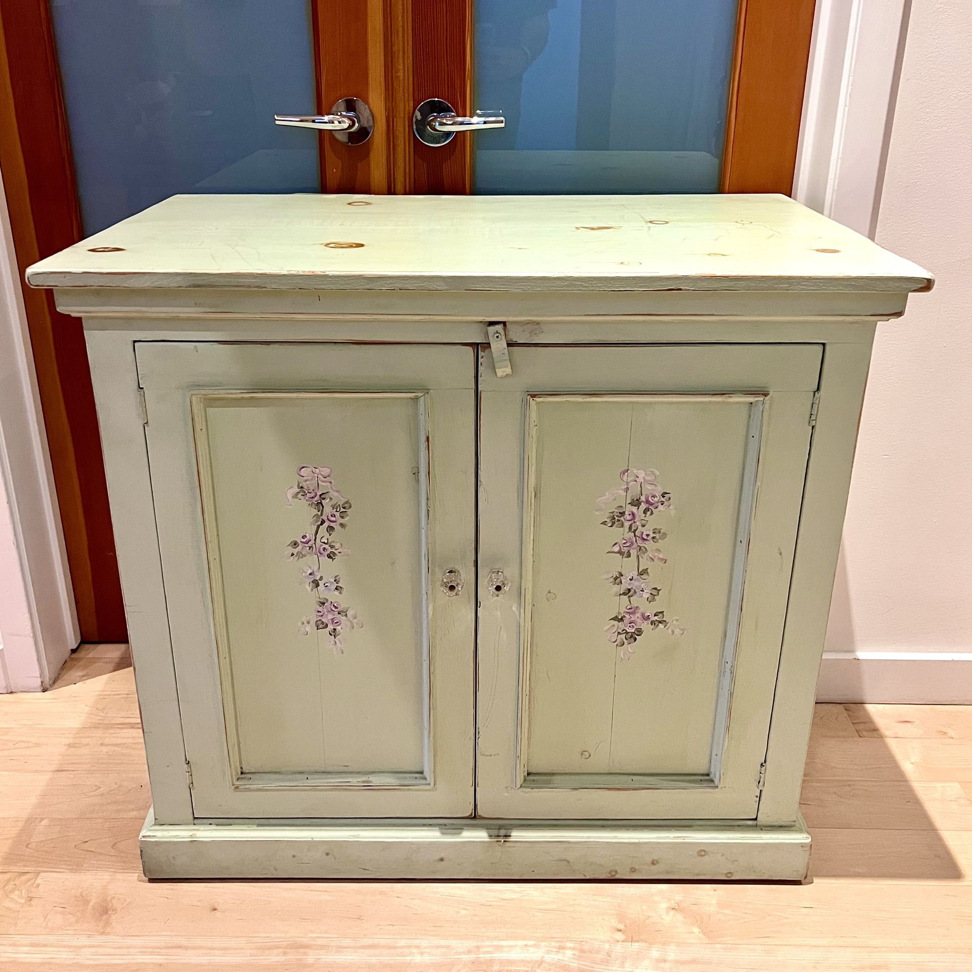 SHABBY CHIC CUPBOARD (adjustable shelves)
