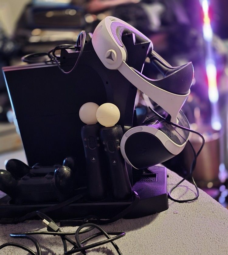 Playstation 4 With The Full  Vertual  Reality Sey Up÷  About 8