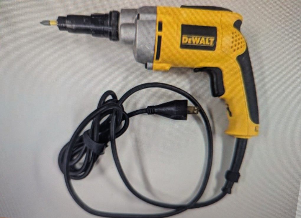 Dewalt - DW268 - Corded Variable Speed Reversing Versa-Clutch Screw gun (2500 rpm)